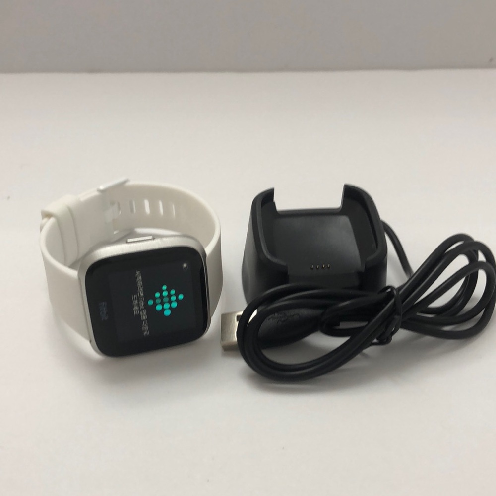FitBit Versa Lite Edition Smart Watch excellent condition